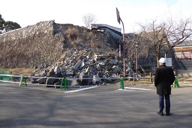 Mayor Prof. Dr. Eckart Würzner in front of a wall that has been destroyed by the earthquake. (picture: Riemer/RNZ)