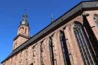 Kirche mit hohen Fenstern und aus rotem Sandstein mit einem Turm (Foto: Stadt Heidelberg)