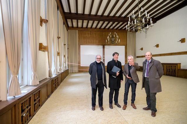 Prof. Michael Braum, Erster Bürgermeister Jürgen Odszuck, Dr. Uwe Wenzel und Prof. Dr. Frieder Hepp im sogenannten Ballsaal der Kommandantur, der künftig vor allem als Veranstaltungsort genutzt werden wird. 