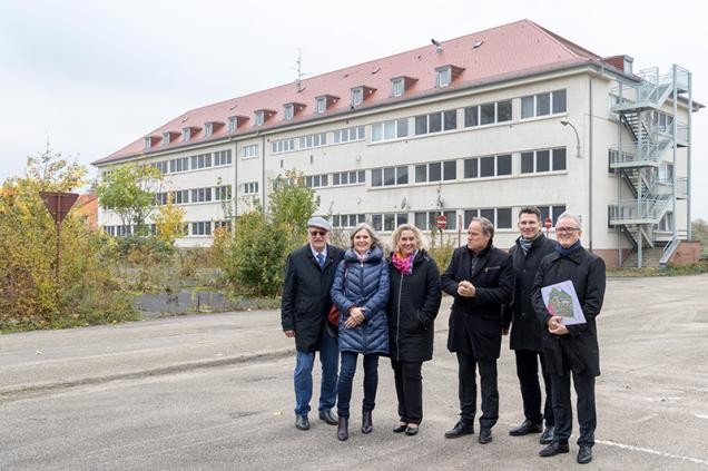 Gruppenfoto mit dem neuen Investor Dr. Friedrich Hoepfner.