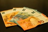 Fünf Geldscheine liegen gefächert auf einem schwarzen Tisch (Foto: Stadt Heidelberg)