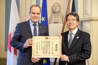 Oberbürgermeister Eckart Würzner und der japanische Generalkonsul in München halten gemeinsam die Verdienstauszeichnung in Händen. (Foto: Rothe)