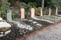 Sechs Gräber mit unterschiedlichen Grabsteinen nebeneinander (Foto: Heiland)