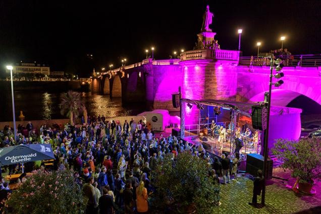 Stimmungsvolle Beleuchtung und Live-Musik an der Alten Brücke. (Foto: Rothe)