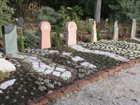 Grabstätten im "Erinnerungsgarten der Kulturen" (Foto: Genossenschaft Badischer Friedhofsgärtner e.G.)