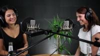 Moderatorin Susan Weckauf spricht mit Barbara Stegmann (Living Brain) die zweite Folge des Podcasts „Spillover“ ein. (Foto: SchulzundSchramm)