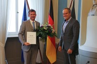 Der neue Klimabürgermeister Raoul Schmidt-Lamontain erhält seine Ernennungsurkunde bei seiner offiziellen Amtseinführung von Oberbürgermeister Prof. Dr. Eckart Würzner.