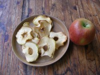 Apfel und getrocknete Apfelscheiben.
