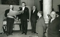 Montpelliers Oberbürgermeister Francois Delmas und Heidelbergs Oberbürgermeister Robert Weber bei der Unterzeichnung des Städtepartnerschaftsvertrages im Mai 1961 in Montpellier.