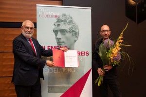 Preisverleihung in Corona-Zeiten: Simon Sailer (rechts) erhielt in der Stadtbücherei Heidelberg von Bürgermeister Wolfgang Erichson den Clemens-Brentano-Preis 2021 (Foto: Konrad Gös).