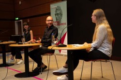 Simon Sailer im Podiumsgespräch mit den Studierenden Mia Brauns und Sophie Lauster (Foto: Konrad Gös).