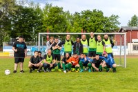 Gruppenfoto: Oberbürgermeister Würzner mit den Spielerinnen und Spielern beim Fußballtunier der Graf von Galen-Schule