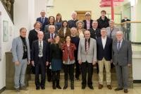 Foto von Heidelberger Oberbürgermeister mit Preisträgerinnen und -träger der Ehrenamtsmedaille 2021 (Gruppe 2)