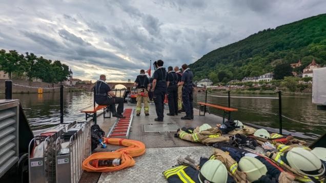 Das Behelfslöschboot fährt Richtung Alte Brücke