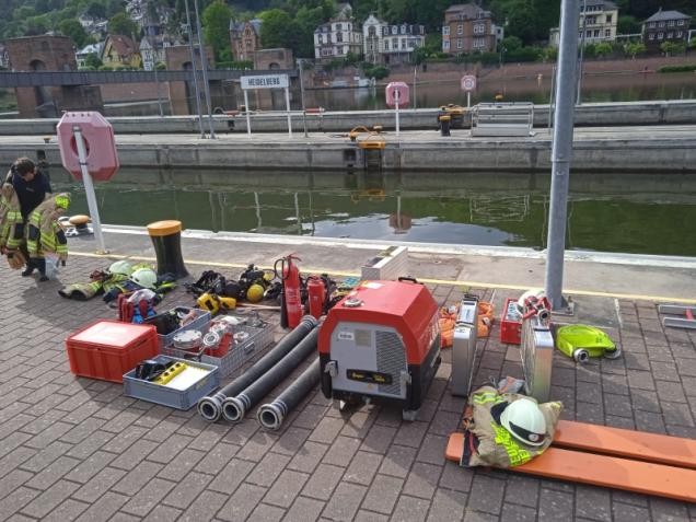 Das benötigte Feuerwehrgerät liegt an der Schleuse bereit