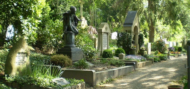 Blick auf einen Friedhof.