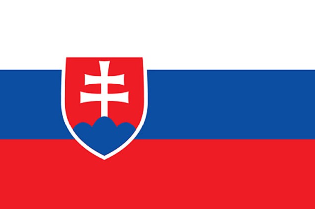 Flagge Slowakei: weißer, dunkelblauer und roter Balken horizontal mit dem Landeswappen im linken Drittel.