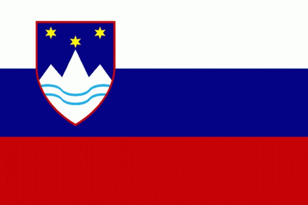 Flagge Slowenien: weißer, dunkelblauer und roter Balken horizontal und das Landeswappen im linken, oberen Eck.