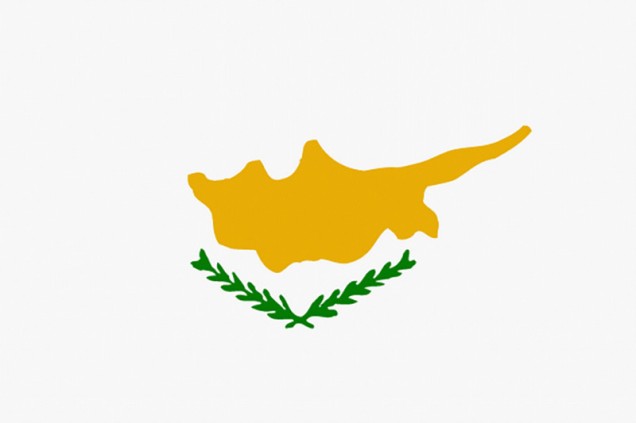 Flagge Zypern: Umriss der Insel in gelb mit zwei grünen Zweigen darunter auf weißem Hintergrund.