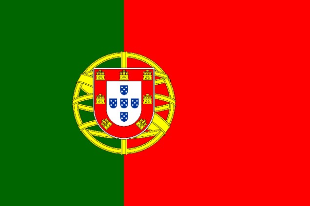 Flagge Portugal: grün und roter Balken vertikal und das Landeswappen im linken Drittel.