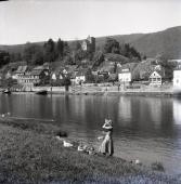 Schwarz-weiß Foto mit Blick auf den Neckar bei Neckarsteinach in den 50er Jahren