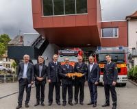 Feuerwehrleute vor dem neuen Gerätehaus