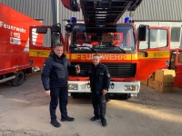 Der Feuerwehrkommandant aus Lemberg nimmt stellvertretend den Schlüssel der Drehleiter für die Feuerwehr Odessa entgegen