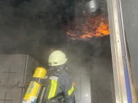 Ein Feuerwehrmann blickt zur Decke an der er das Brandphänomen Rollsh Over sieht