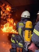 Ein Feuerwehrmann löscht Flammen, die von den Gasbrennern erzeugt werden