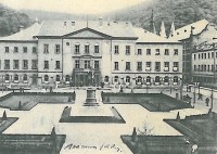 Historische Aufnahme des Uniplatzes mit der Neuen Universität in der Heidelberger Altstadt (Foto: Stadt Heidelberg)