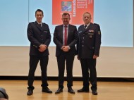 Gruppenbild von Feuerwehrkommandant Holler mit Bürgermeister Schmidt-Lamontain und Stadtbrandmeister Bender