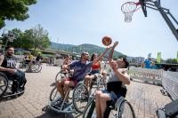 Rollstuhlfahrer beim Basketball spielen