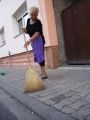 Bitte kehren: Anwohnerin bei der Reingung ihres Gehweges (Foto: Stadt Heidelberg)
