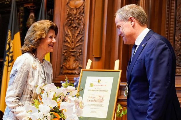 Oberbürgermeister Würzner gratuliert Königin Silvia.