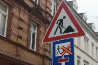 Baustellen sind manchmal unvermeidlich. (Foto: Stadt Heidelberg) Ein Baustellenschild mit Häusern im Hintergrund.