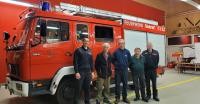 Das gewählte Team steht zusammen mit dem Feuerwehrkommandanten Heiko Holler und Stadtbrandmeister Uwe Bender vor einem Feuerwehrfahrzug