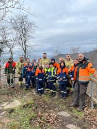 Gruppenbild aller Teilnehmer auf dem Königstuhl nach der Pflanzung der Bäume