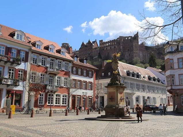 View of the castle from the Kornmarkt (Photo: Pellner/ Stadt Heidelberg)