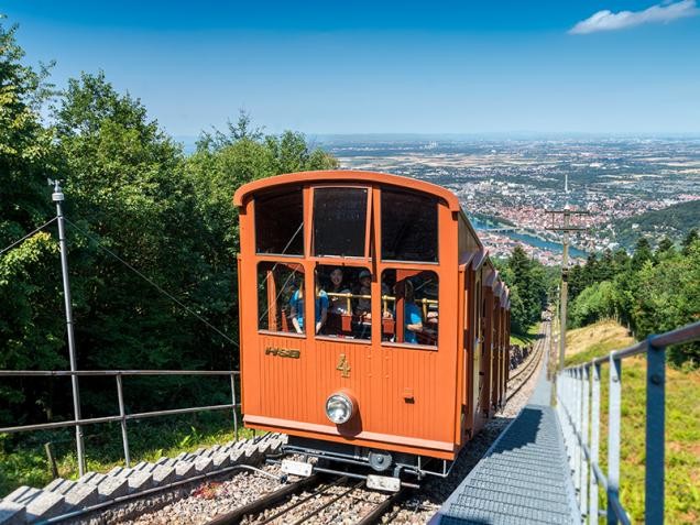 With the mountain railway to the castle (Photo: Schwerdt/ Heidelberg Marketing)