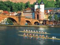 Alte Brücke, Schloss und Ruderboote auf dem Neckar 