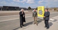 Drei Männer stehen vor dem neuen Karlstorbahnhof in der Südstadt.