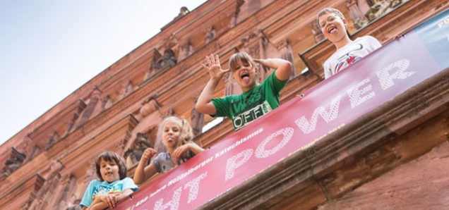 Kinder auf dem Schlossbalkon