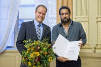 Der aus dem Irak stammende Autor Abbas Khider (r) wird im Spiegelsaal des Palais Prinz Carl in Heidelberg von Oberbürgermeister Dr. Eckart Würzner mit dem Hilde-Domin-Preis für Literatur im Exil 2013 ausgezeichnet. (Foto: Rothe)