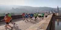 Läuferinnen und Läufer auf der Alten Brücke Heidelberg 