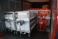 Das Vliesmaterial ist auf Rollwägen verlastet, was ein schnelles Be- und Entladen des Abrollbehälters ermöglicht. (Foto: Feuerwehr Heidelberg)
