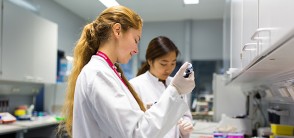Zwei Frauen bei der Arbeit im Labor