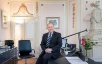 Erster Bürgermeister Bernd Stadel in seinem Dienstzimmer auf der Beletage des Palais Graimberg. (Foto: Buck)