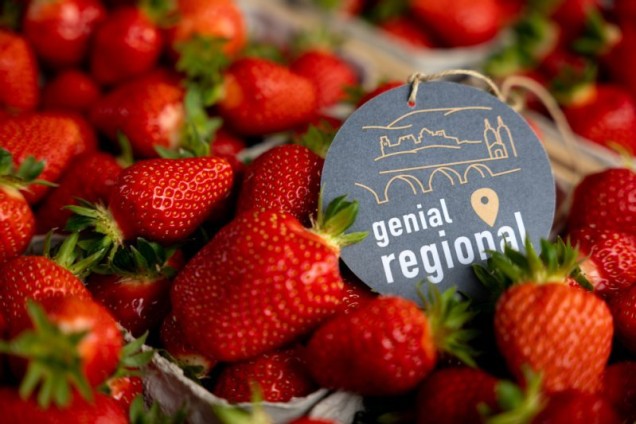 Ein Korb Erdbeeren mit dem Logo "genial regional" 