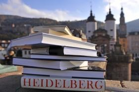 Stack of books on the Old Bridge (Photo: Dorn)
