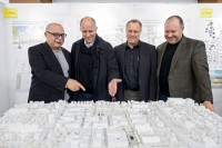 (v. r.) Jury-Vorsitzender Prof. Helmut Bott, Architekt Mathias Hähnig, Landschaftsplaner Stefan Fromm und Baubürgermeister Bernd Stadel (Foto: Rothe)